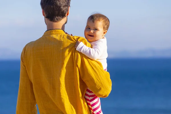 Padre Joven Con Hija Bebé Caminando Largo Del Mar Familia —  Fotos de Stock