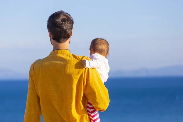 Giovane Papà Con Bambina Che Cammina Lungo Mare Famiglia Felice — Foto Stock