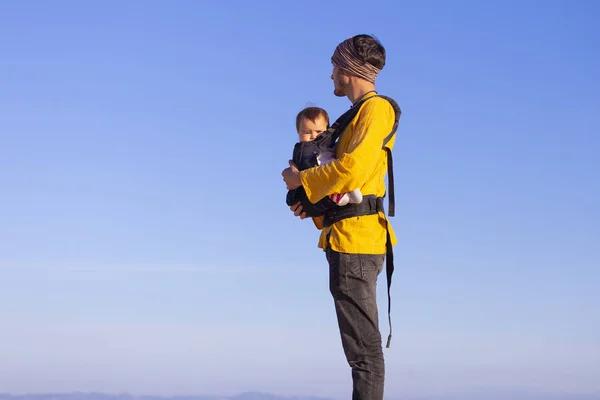 Joven Papá Llevando Bebé Hija Mochila Caminando Largo Del Mar —  Fotos de Stock