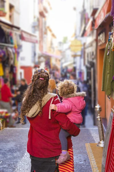 Bir kadın ve onun kızı Albaicin, Granada Pazar İspanya sokakta arkadan görünüm