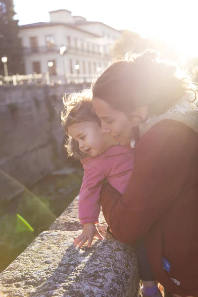 Jovem Sua Filha Criança Brincando Rua Dia Ensolarado Inverno Granada — Fotografia de Stock