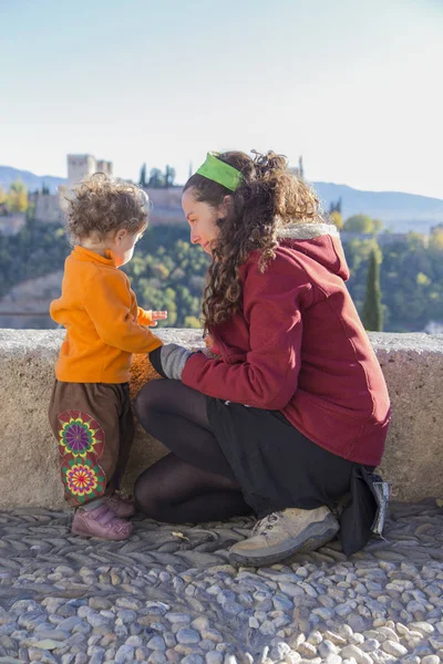 Jovem Sua Filha Criança Brincando Rua Dia Ensolarado Inverno Granada — Fotografia de Stock