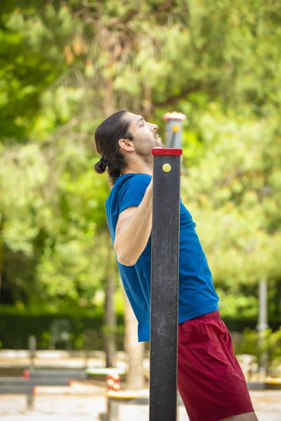 Hombre Deportivo Haciendo Ejercicio Fuerza Pull Parque Verano —  Fotos de Stock