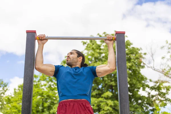 sportif adam yapma pull-up gücü egzersiz yaz Park 
