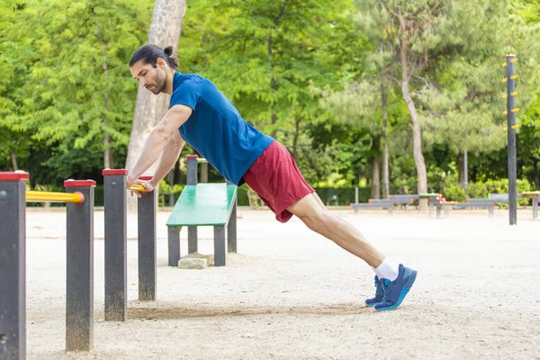 sportif adam yapma şınav eğitim yaz parkta egzersiz 