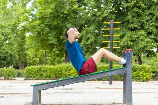 Atractivo Joven Forma Haciendo Ejercicios Entrenamiento Flexiones Abdominales Parque Estilo —  Fotos de Stock