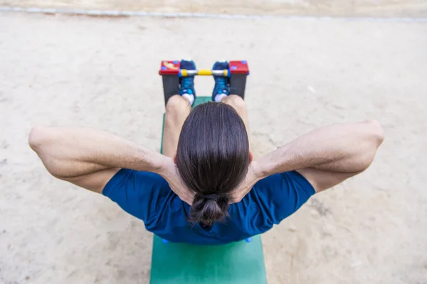 Atractivo Hombre Joven Forma Haciendo Ejercicios Entrenamiento Flexiones Abdominales Parque —  Fotos de Stock