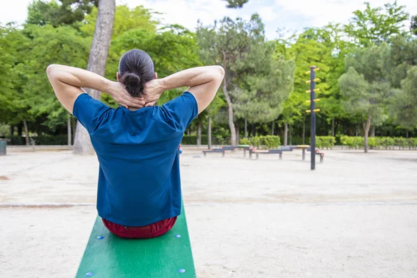 Atractivo Hombre Joven Forma Haciendo Ejercicios Entrenamiento Flexiones Abdominales Parque —  Fotos de Stock