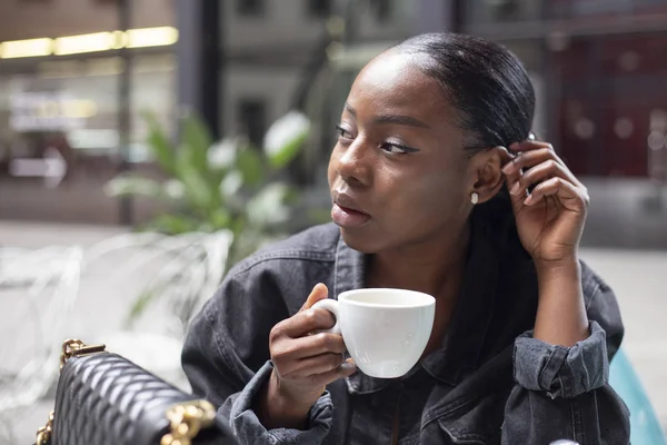 Atractiva Joven Africana Tomando Una Taza Una Terraza Moderna —  Fotos de Stock