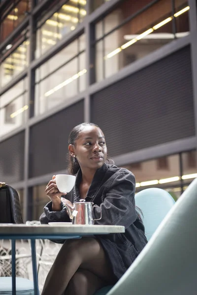 Atractiva Joven Africana Tomando Una Taza Una Terraza Moderna —  Fotos de Stock