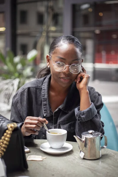 Atractiva Joven Africana Tomando Una Taza Una Terraza Moderna —  Fotos de Stock