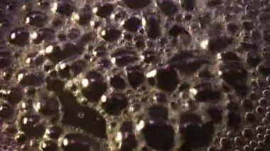 karanlık tavada video kaynar su 