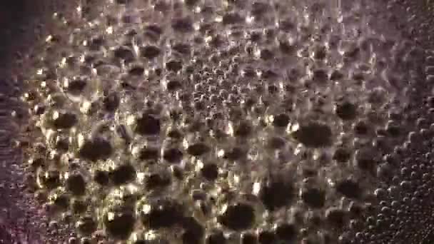 Eau Bouillante Dans Une Casserole Sombre Vidéo — Video