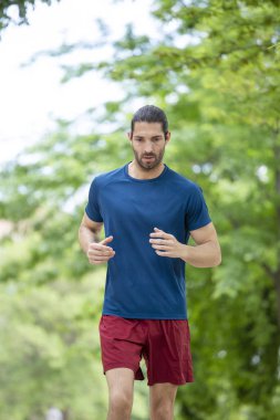 sportif delikanlı yaz Park'ta jogging