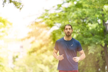 sportif delikanlı yaz Park'ta jogging