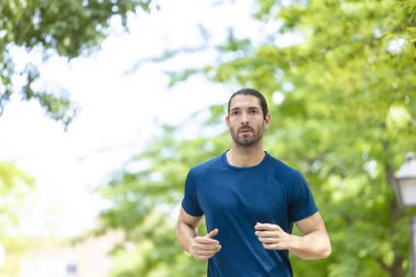 çekici genç adam parkta, sağlıklı bir yaşam tarzı çalışan uygun