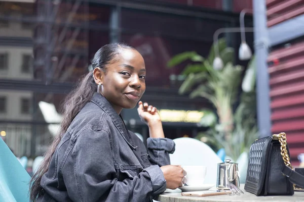 Atractiva Joven Africana Tomando Una Taza Una Terraza Moderna —  Fotos de Stock