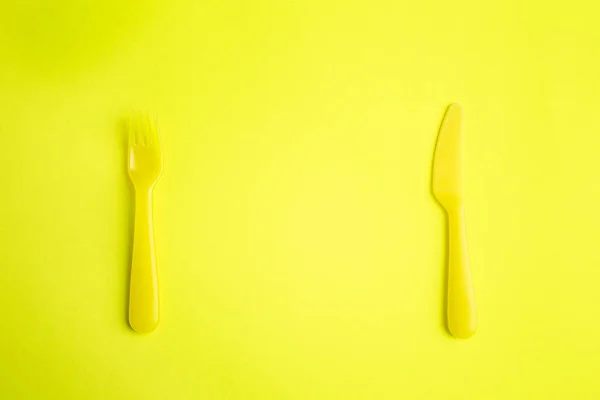 Renkli çatal çatal üzerinde sarı arka plan belirleme