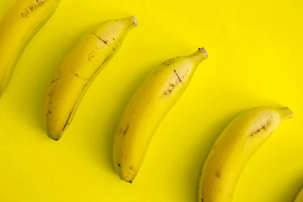 Composição Criativa Bananas Fundo Amarelo — Fotografia de Stock