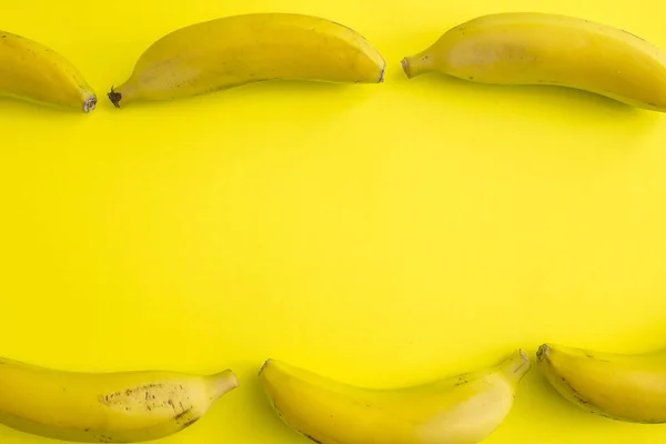 Padrão Colorido Bananas Fundo Amarelo — Fotografia de Stock