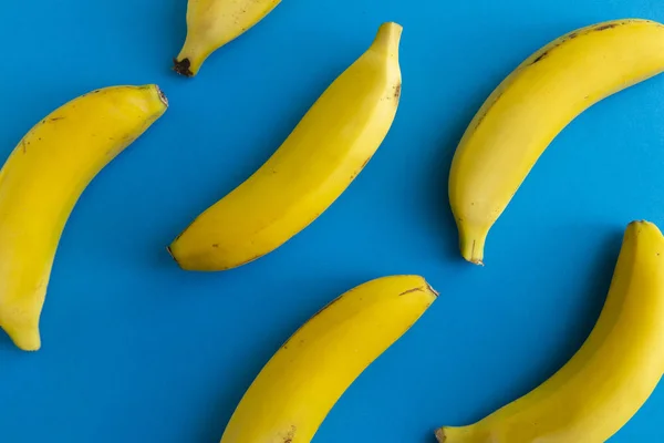 Padrão Colorido Bananas Fundo Azul — Fotografia de Stock