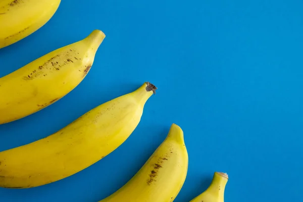 Fundo Colorido Bananas Fundo Azul Com Copyspace Para Texto — Fotografia de Stock