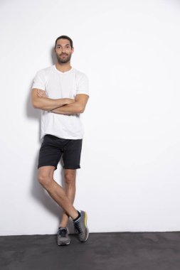 Çekici caucassian doğal gölge beyaz zemin üzerine kahverengi saçlı Genç adam. Studio spor oturum