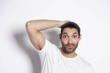 Çekici caucassian doğal gölge beyaz zemin üzerine kahverengi saçlı Genç adam. Studio spor oturum