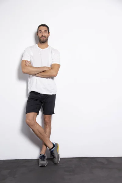 Çekici caucassian doğal gölge beyaz zemin üzerine kahverengi saçlı Genç adam. Studio spor oturum