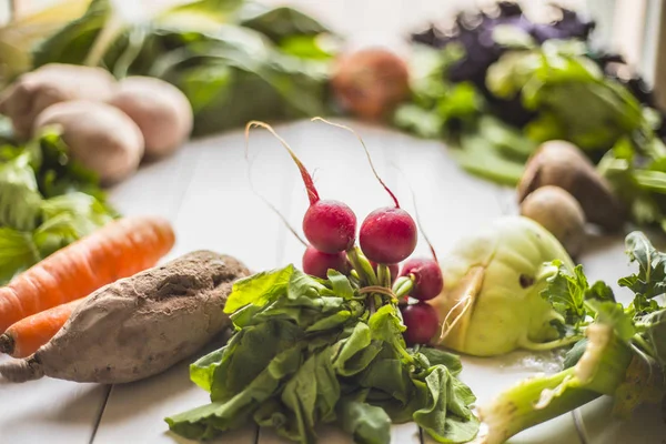 Ahşap beyaz masa üzerinde birkaç sebze. Sağlıklı gıda