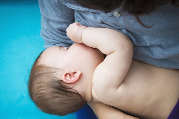 Moderne Familie Levensstijl Luchtfoto Van Een Vrouw Baby Borstvoeding Geven — Stockfoto