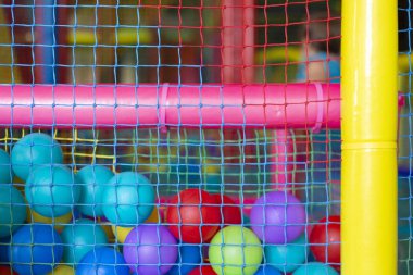 Mavi ve kırmızı web birçok renkli topları ile renkli bir anaokulunda pic kapat