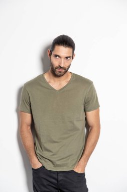 Doğal gölgeile beyaz arka plan üzerinde Çekici genç adam. Stüdyo oturumu