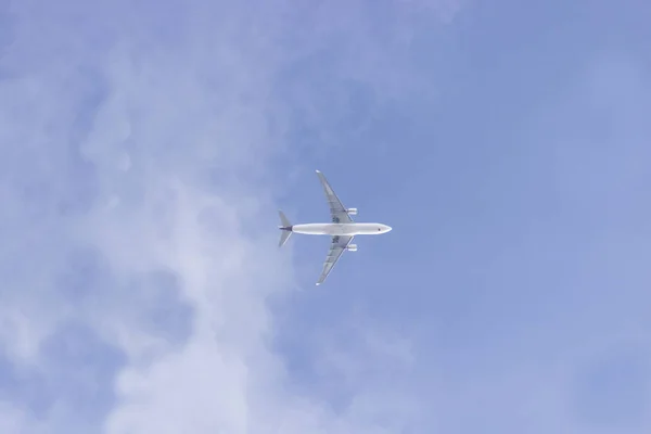 Airplane Cloudy Blue Sky — Stock Photo, Image