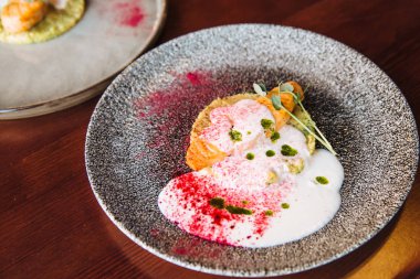 Yastığın üzerinde somon