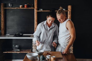 Aşık genç bir çift mutfakta sağlıklı yemekler pişiriyor. 