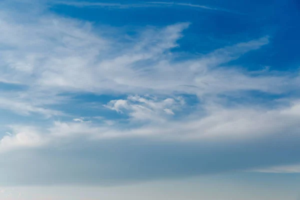 青い空に対する白い光の伸張雲の風景 — ストック写真