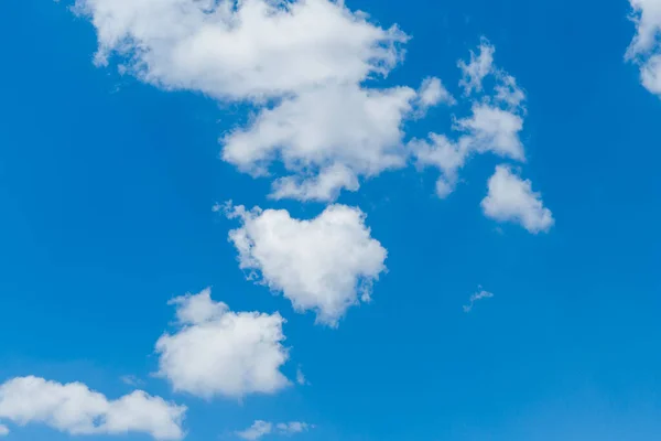 白いふわふわの雲と青い澄んだ空。自然背景 — ストック写真