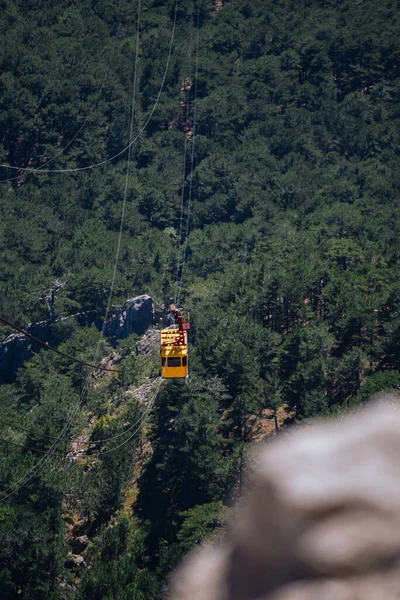 Yazın Cableway Füniküler Dağdan Iniyor Dağın Eteğinden Dağa Bak — Stok fotoğraf