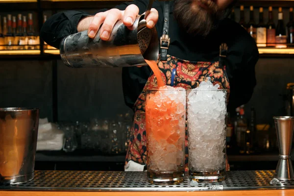 Ein Professioneller Barkeeper Stellt Zwei Rote Cocktails Her Und Gießt — Stockfoto