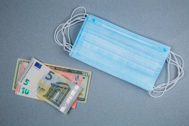 Zaporozhye / Ukrayna - Nisan 01 2020: Tıbbi maske ve para.