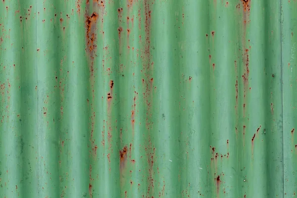 Oluklu metal dokusu veya pas, yeşil renk, soyut arkaplan kalıntılarıyla demir çelik dokusu.
