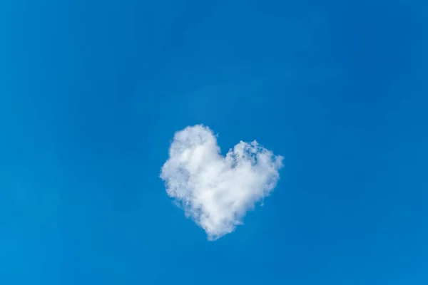 Nube Romántica Forma Corazón Sobre Cielo Azul Concepto Amor — Foto de Stock