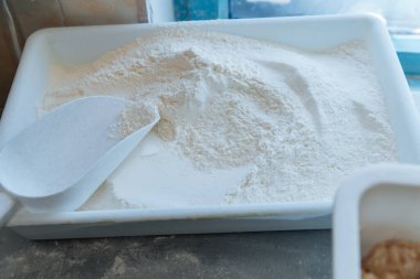 Mutfak, unlu plastik şeffaf kutu. Yemek pişirmek için gerekli malzemeler.