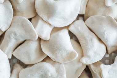 Hamurdaki çiğ hamur, el yapımı un. Kapat..