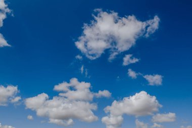 Güzel mavi gökyüzü ve bulutlar. Bulut Görünümü Arkaplanı.