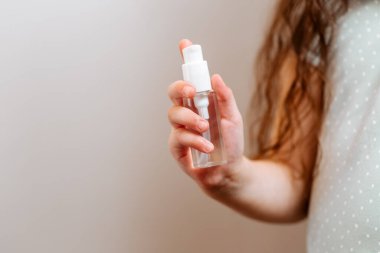 Çocukların ellerinde antibakteriyel el ilacı. Grip virüsü salgını, salgın ve bulaşıcı hastalıklar sırasında sağlık koruması