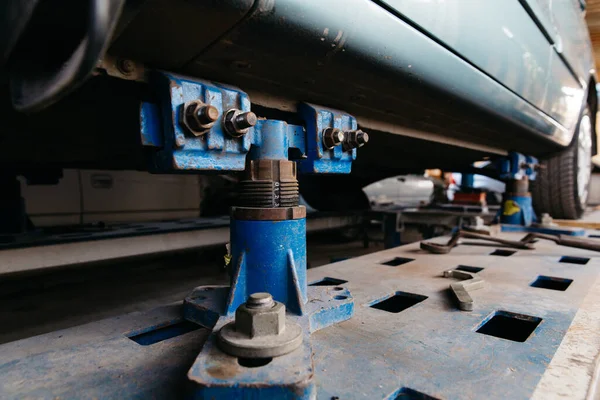 Blue Car Lifted Lift Repair Car Service Center Consequences Traffic — Stock Photo, Image