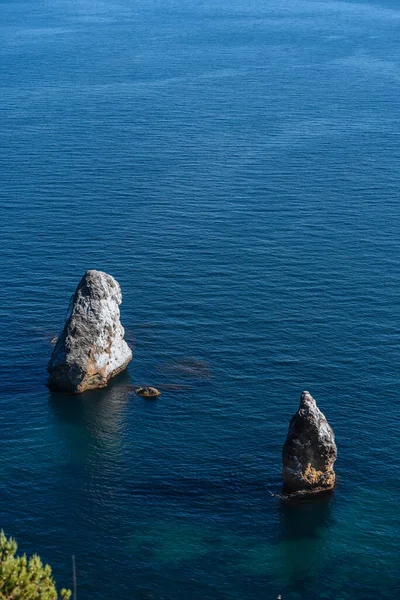 Her Tarafında Suyla Çevrili Büyük Bir Taş Var Deniz Manzarası — Stok fotoğraf