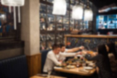 Arkaplan için soyut bulanık ve odaklanmış kafenin içi.